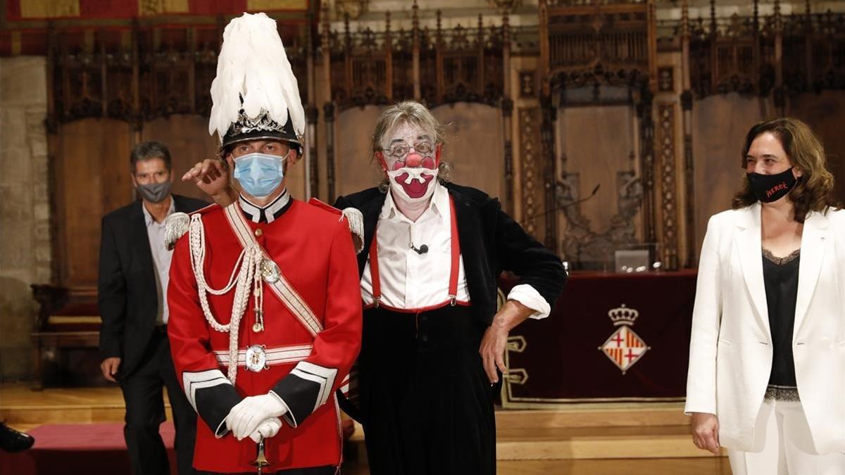 Tortell Poltrona y la alcaldesa de Barcelona, Ada Colau, durante el pregón de la Mercè.