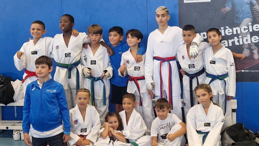 Els taekwondistes del Jan-su que van participar la competició.