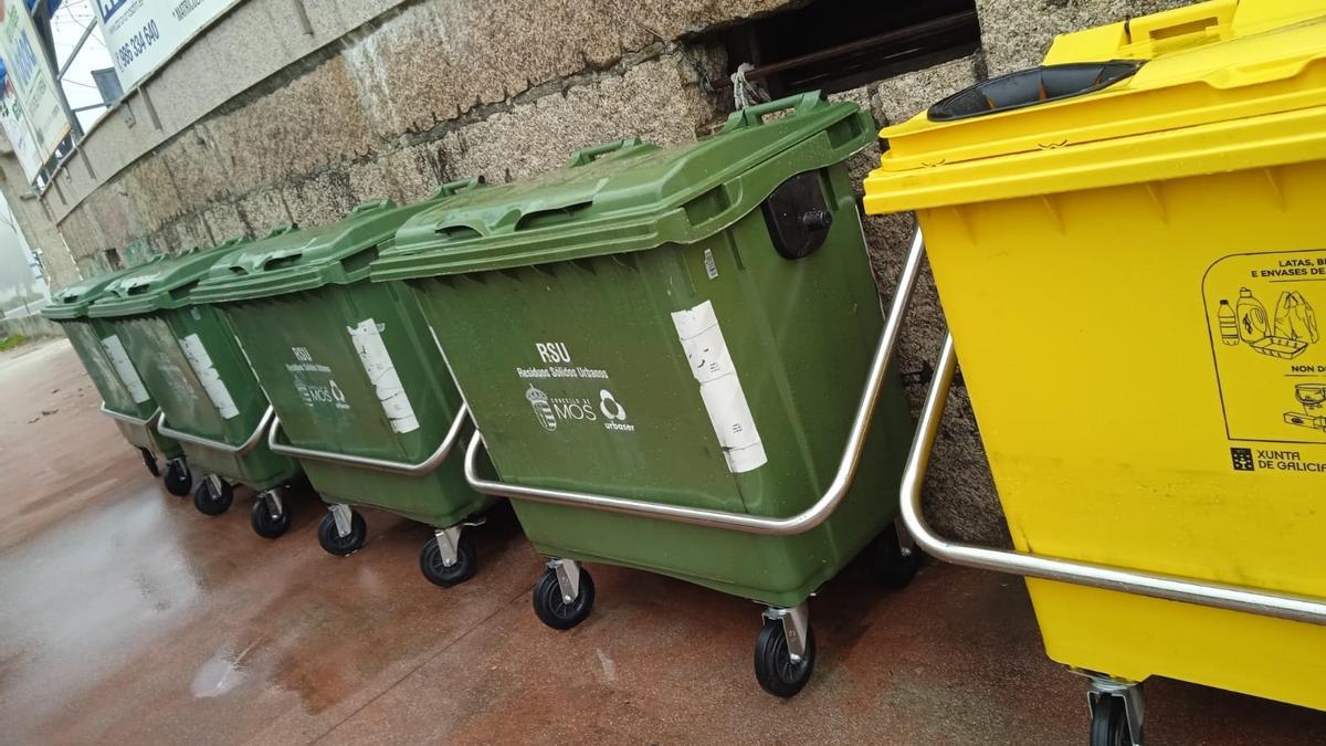 Contenedores de basura en Mos.
