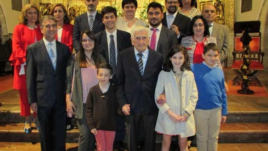 Ramón Sobrino, en el centro, junto a su familia.