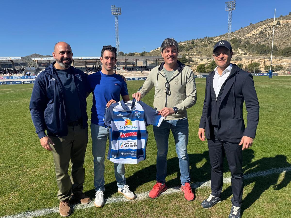 Felipe Orts, homenajeado por el Huesitos La Vila, junto a Guillem Carrión, Marcos Zaragoza y Aldo Martínez