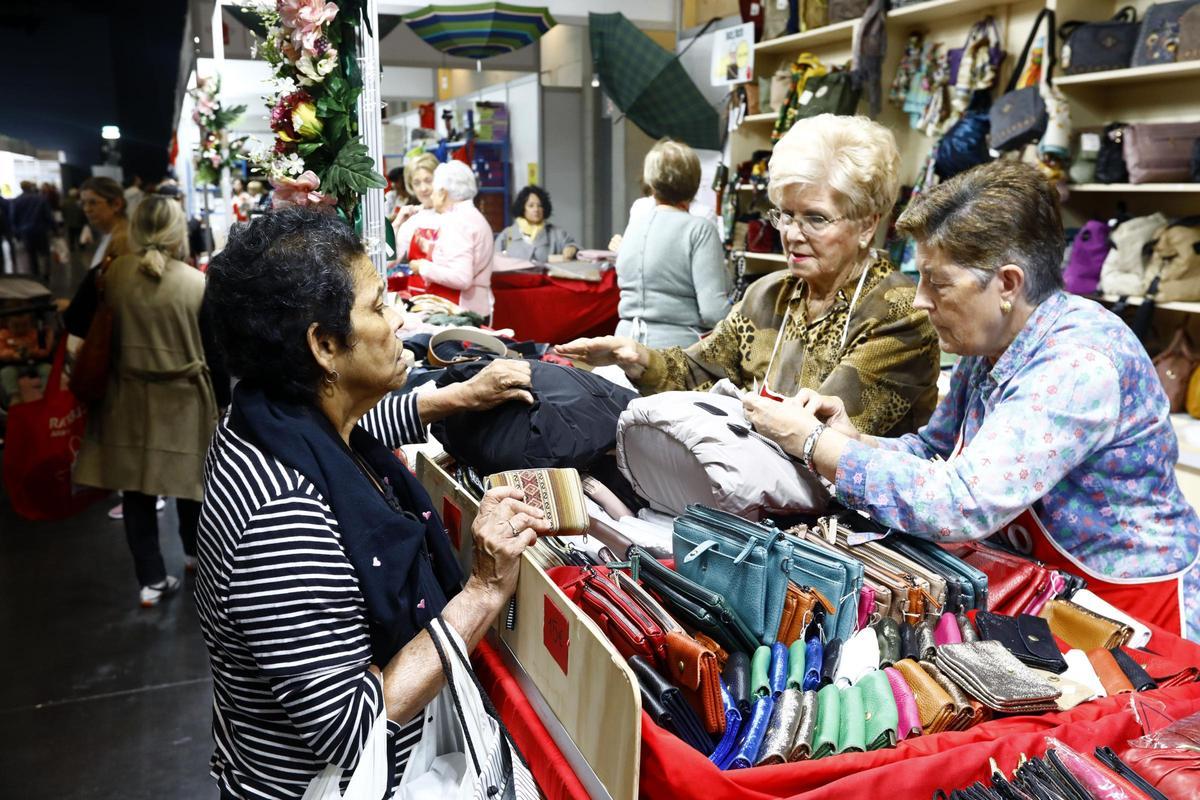 Llenazo en el primer día del Rastrillo Ozanam en el Auditorio de Zaragoza