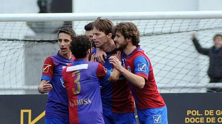 Los futbolistas del Langreo celebran un tanto esta temporada.