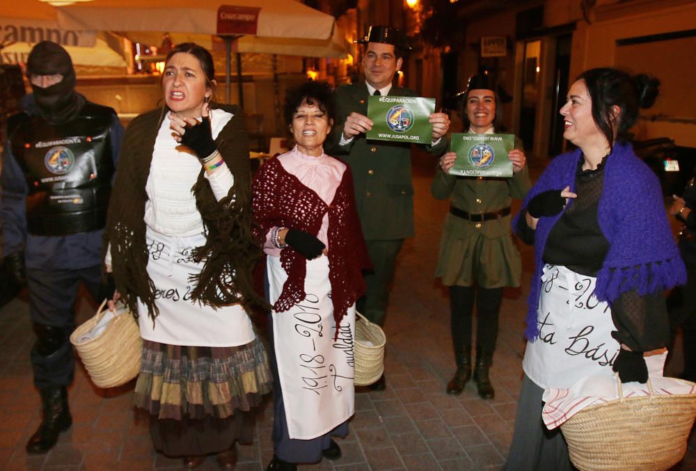 Como suele ser habitual, la representación política de la ciudad acude disfrazada a la gran final del concurso del Carnaval en el Teatro Cervantes.