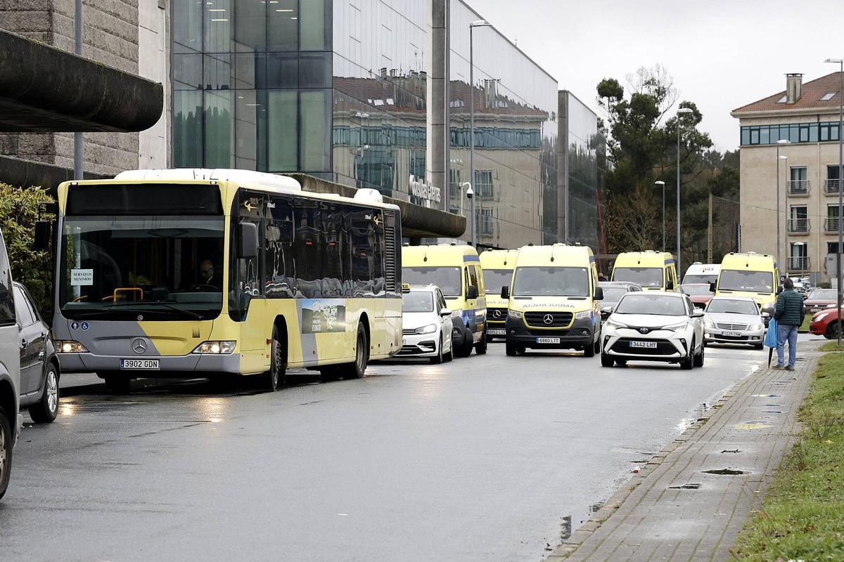 Autobús urbano en el Hospital Clínico de Santiago en una jornada de huelga del transporte en Santiago.
