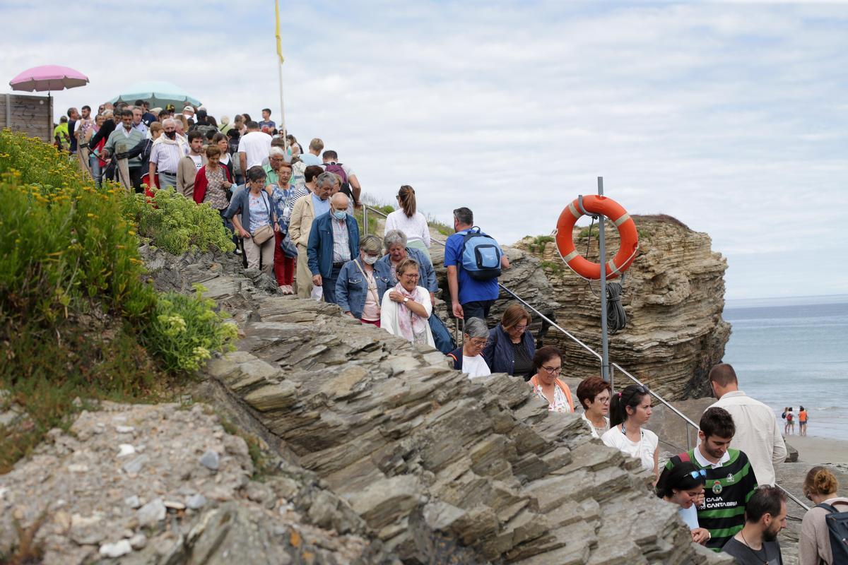 La playa de las Catedrales, en Galicia, cuelga el cartel de completo