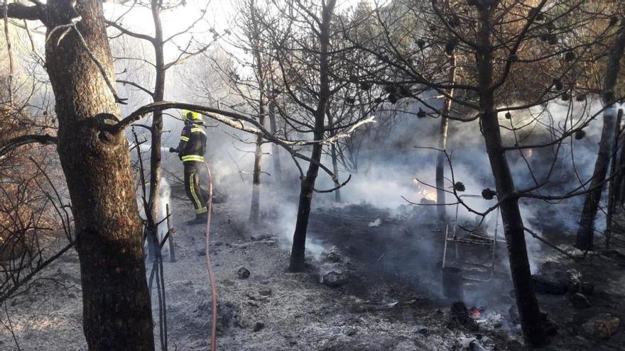 Los bomberos controlan un incendio en la Serra Grossa