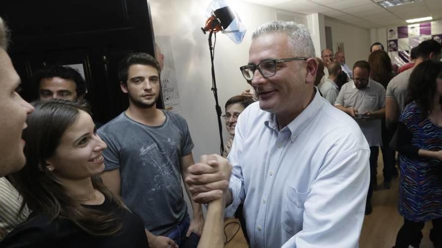 El líder del PI, Jaume Font, saludando en la noche electoral a militantes del partido.