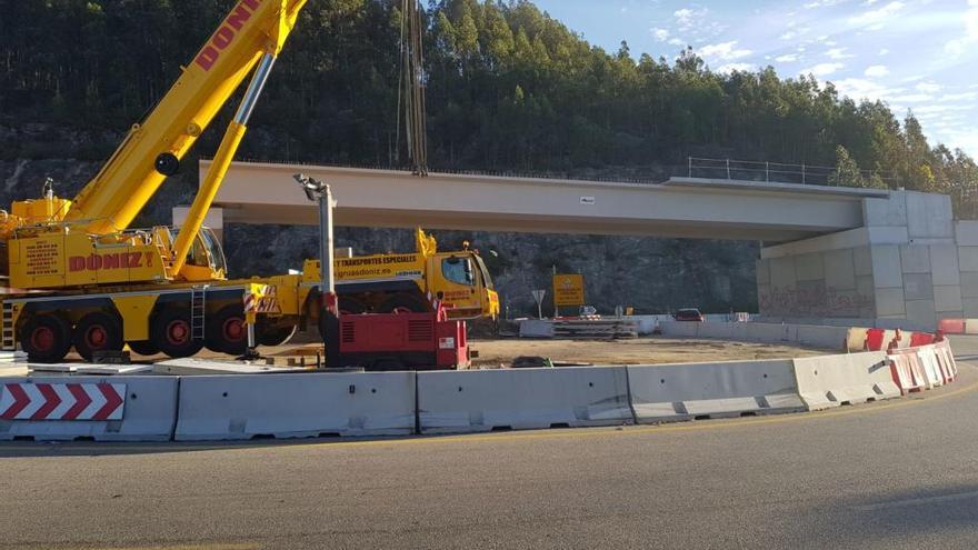 Esta mañana, a primera hora, se podían ver las dos vigas ya instaladas. // F.G.S.