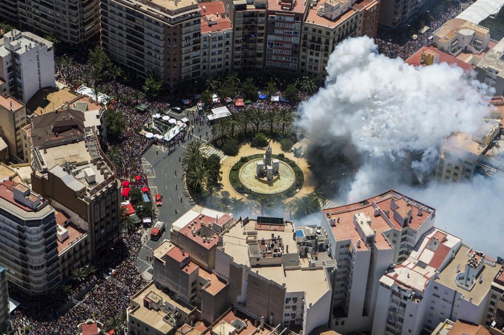 INFORMACIÓN fotografía la mascletà de Fuegos Artificiales del Mediterráneo desde el helicóptero de vigilancia de la Policía Nacional