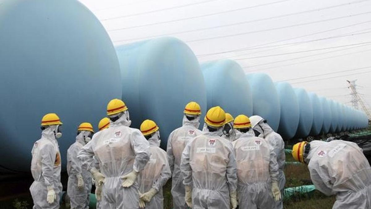 Inspectores internacionales revisan la situación de los tanques de agua en Fukushima, el pasado agosto.