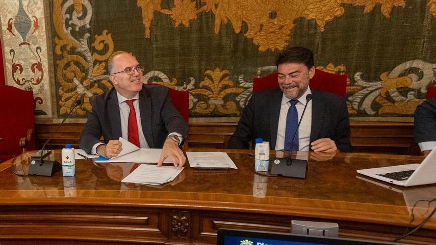 El vicealcalde de Alicante, Manuel Villar, y el alcalde, Luis Barcala, ríen al comienzo de la sesión.