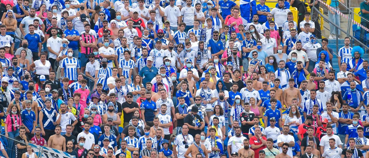 Afición del CD Tenerife en el Estadio de Gran Canaria