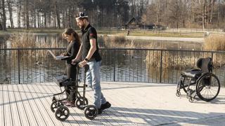 Una persona parapléjica vuelve a caminar gracias a un implante controlado por el pensamiento