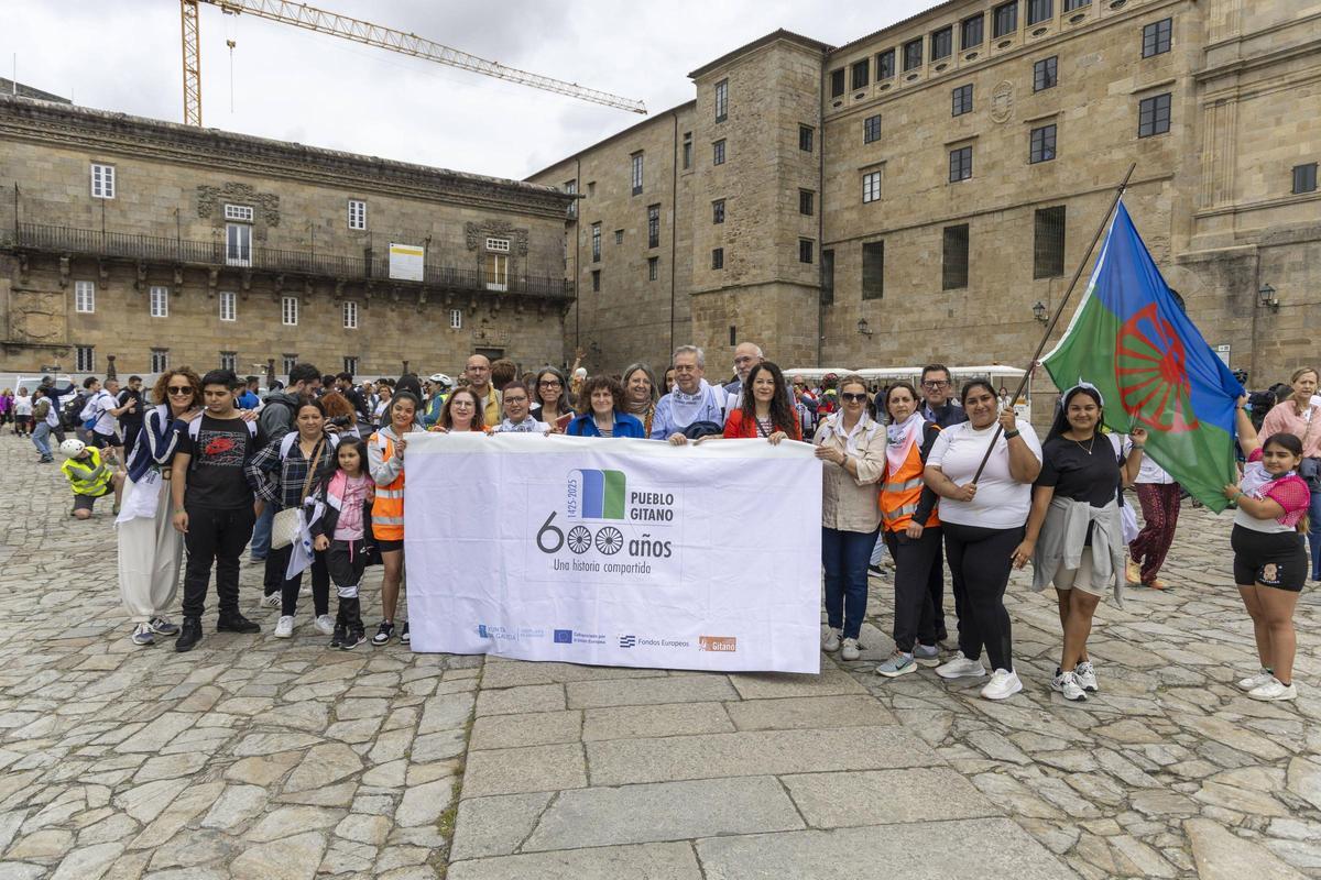 El conselleiro de Sanidade y la alcaldesa de Santiago junto a miembros de la corporación y de la Fundación Secretariado Gitano.