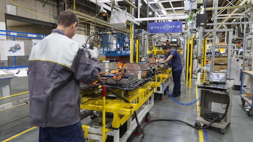 Varios trabajadores en el taller de ensamblaje de baterías eléctricas de la planta automovilística de Stellantis en Figueruelas. | JAIME GALINDO