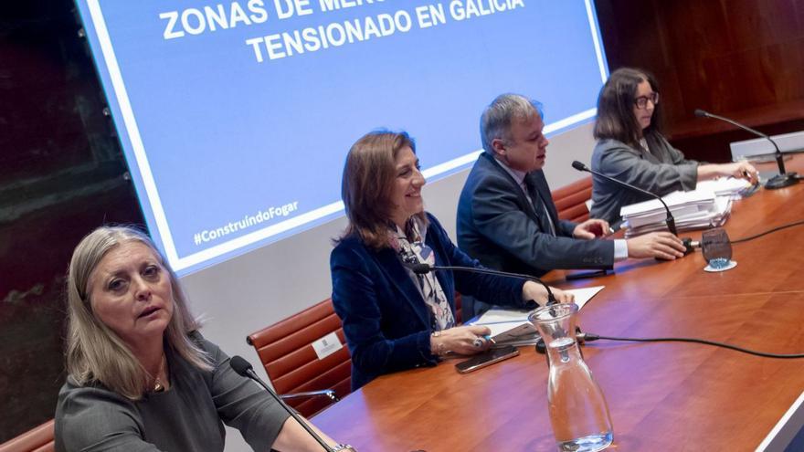 La conselleira Ángeles Vázquez, segunda por la izquierda, en la reunión de ayer.