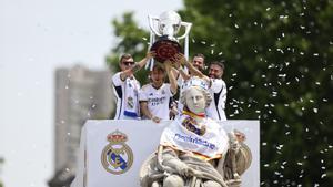 Kroos, Modric, Nacho y Carvajal, en la ofrenda del título de Liga del Real Madrid a la diosa Cibeles.
