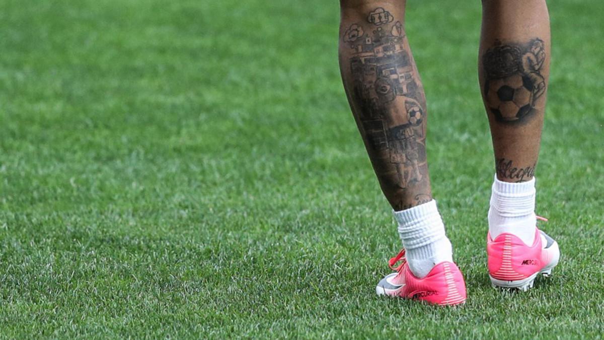 Neymar ha compartido esta imagen en las redes sociales en la que muestra sus dos últimos tatuajes