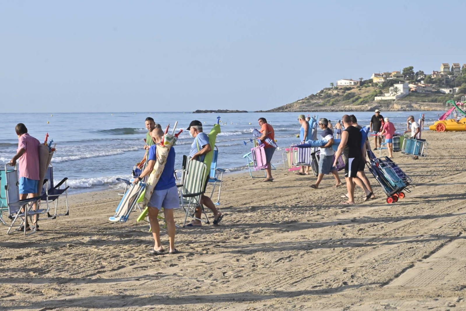 Los agentes actúan para evitar que los usuarios reserven primera línea de playa con las sombrillas