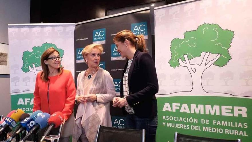 Mayte Martín Pozo, Carmen Quintanilla y Clara San Damián durante la presentación del congreso.