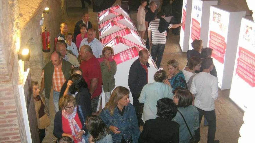 Turistas visitan la antigua bodega que acoge el centro de promoción de la Denominación de Origen.