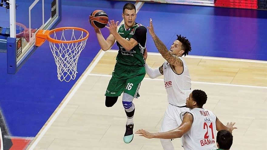 Nedovic, con el balón en el aire, en el encuentro del Carpena de la ida que el Unicaja perdió 76-80.