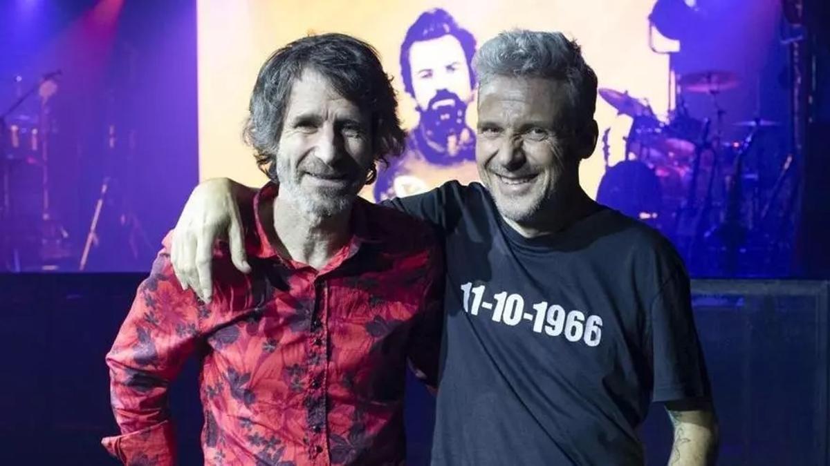 Marc Donés (d) con el músico Álex Tenas, en el concierto de presentación de la gira.