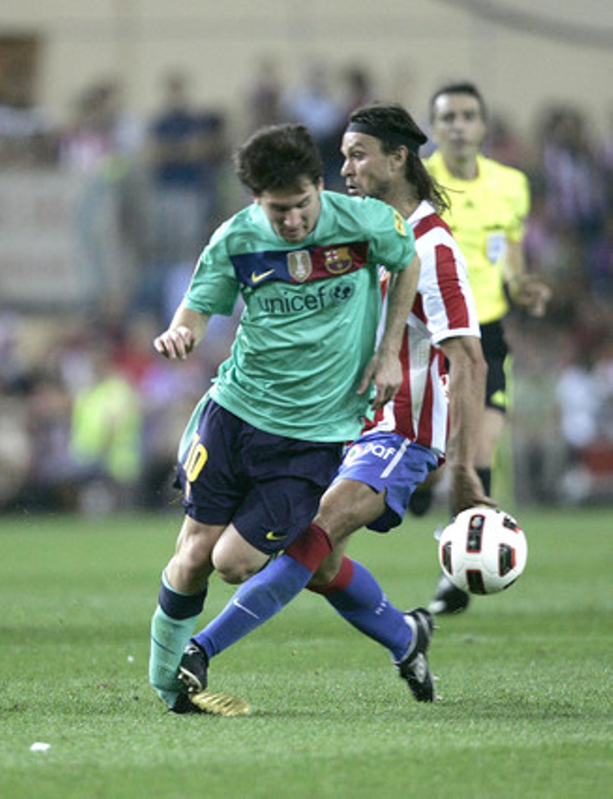 Ujfalusi lesiona Messi al turmell en una violenta entrada al final del partit entre l’Atlètic de Madrid i el Barcelona a l’estadi Vicente Calderón, diumenge. Ujfalusi lesiona Messi al turmell en una violenta entrada al final del partit entre l’Atlètic de Madrid i el Barcelona a l’estadi Vicente Calderón, diumenge.