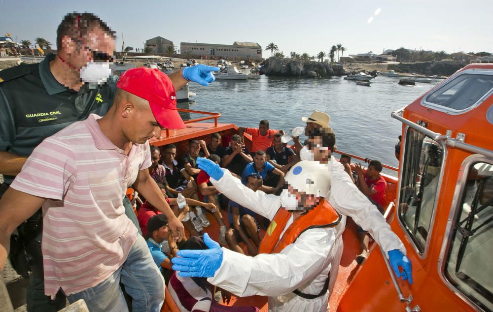 Llega a Tabarca un centenar de inmigrantes en cuatro pateras