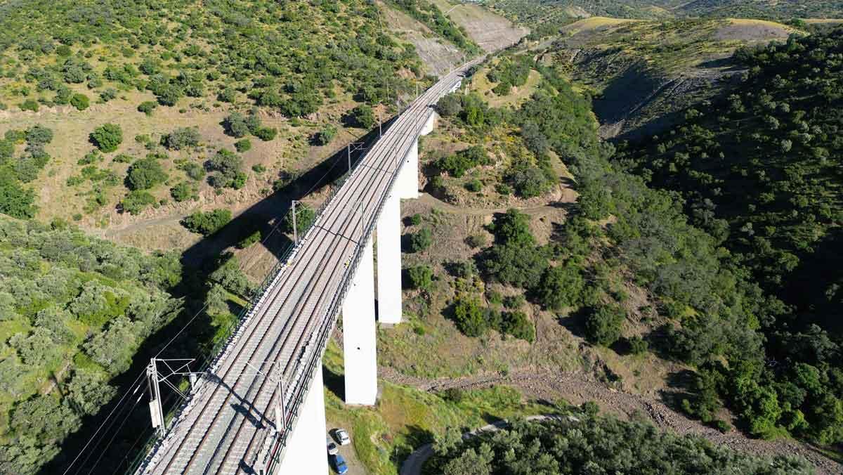 El Viaducto de Corteceros, de la LAV Madrid-Sevilla.
