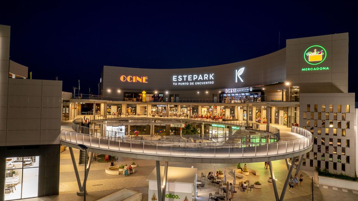 Los visitantes del centro comercial y de ocio Estepark pueden encontrar diferentes alternativas de ocio, hogar y restauración.