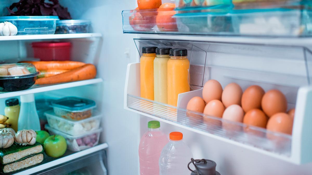 Una nevera con alimentos.