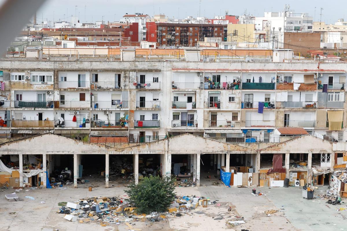 La (mala) vida sigue entre basuras en la calle Picayo de València: un corte de pelo en la inmundicia