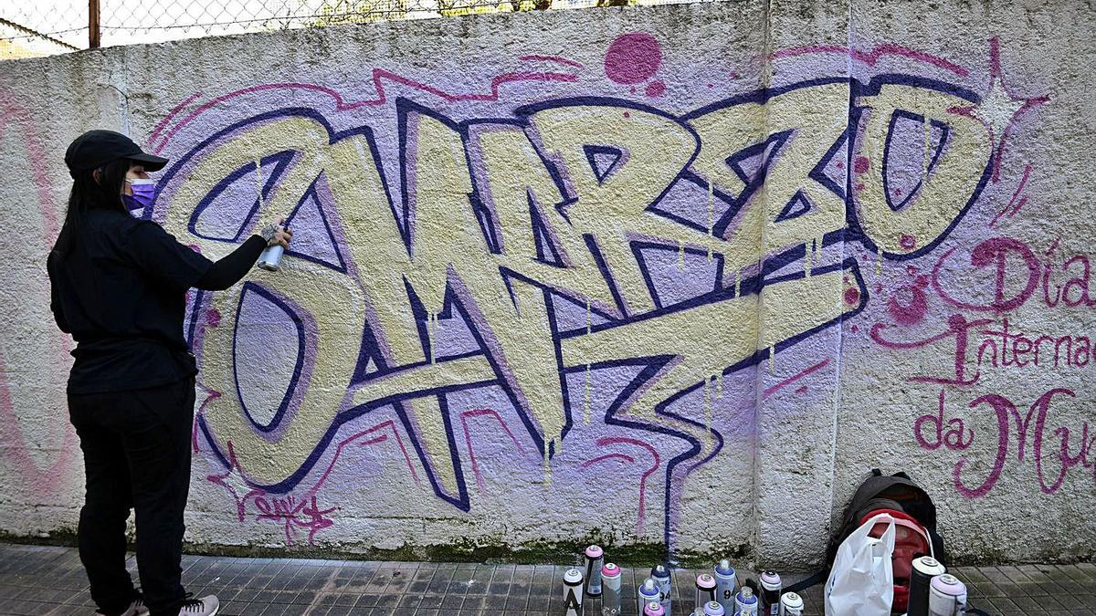 Sax, durante su intervención en un muro de la calle Cruz Gallástegui.  | // GUSTAVO SANTOS