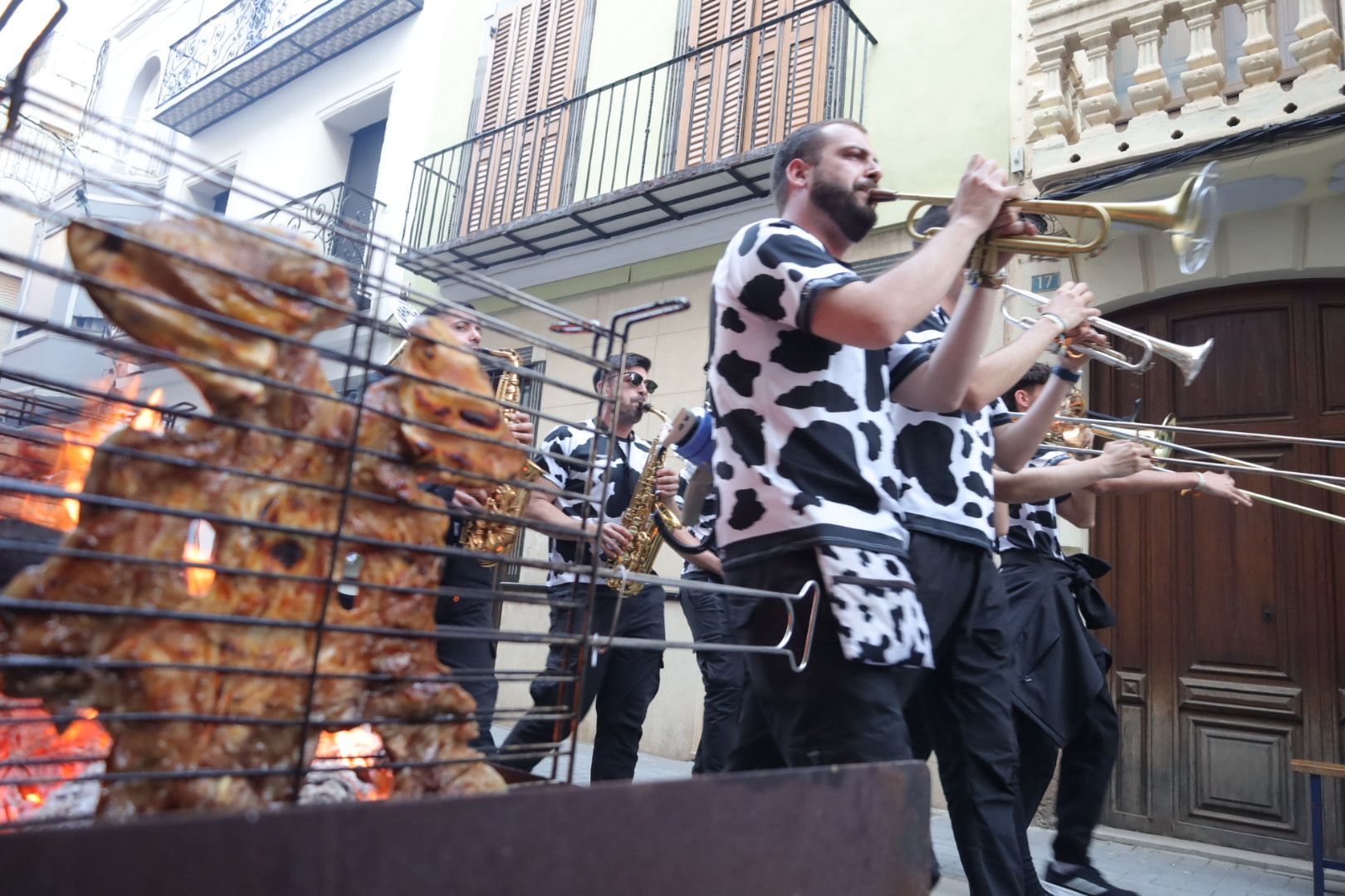 FOTOGALERÍA I Las imágenes de la Nit de la Xulla y del encuentro de elaboración de allioli de las fiestas de Vila-real