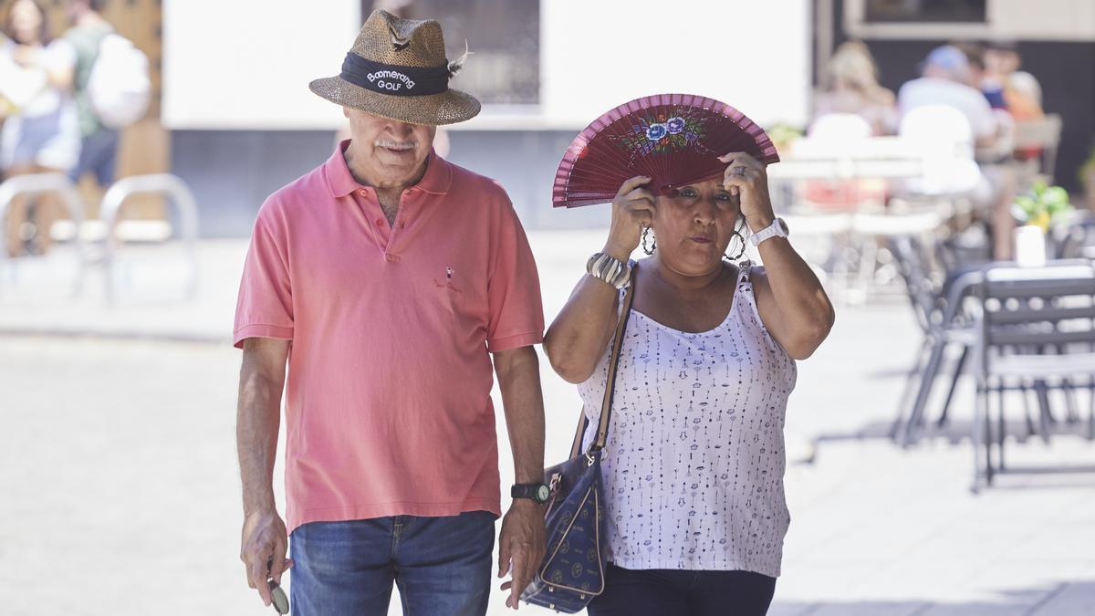 Dos personas soportando el calor