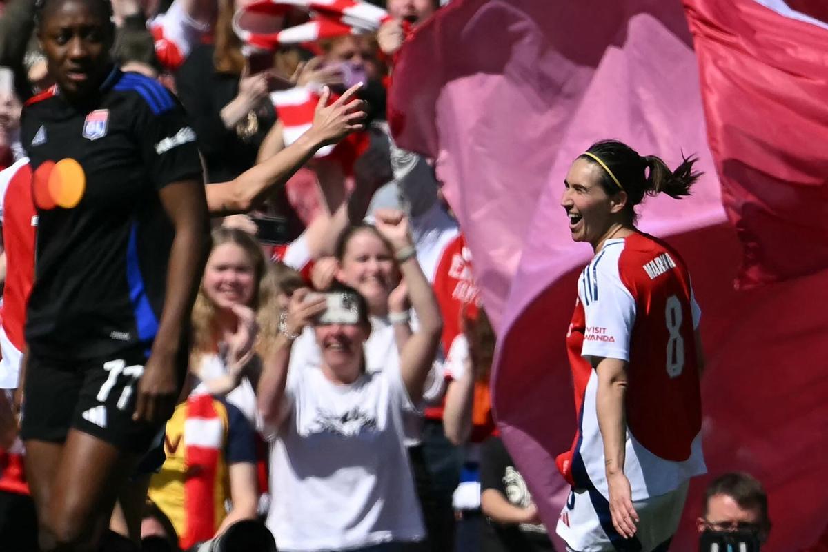 La centrocampista española del Arsenal, Mariona Caldentey (derecha), celebra tras anotar su primer gol desde el punto de penalti durante el partido de ida de las semifinales de la UEFA Women's Champions League entre el Arsenal y el Lyon, en el Arsenal Stadium en el norte de Londres el 19 de abril de 2025. (Foto de JUSTIN TALLIS / AFP)