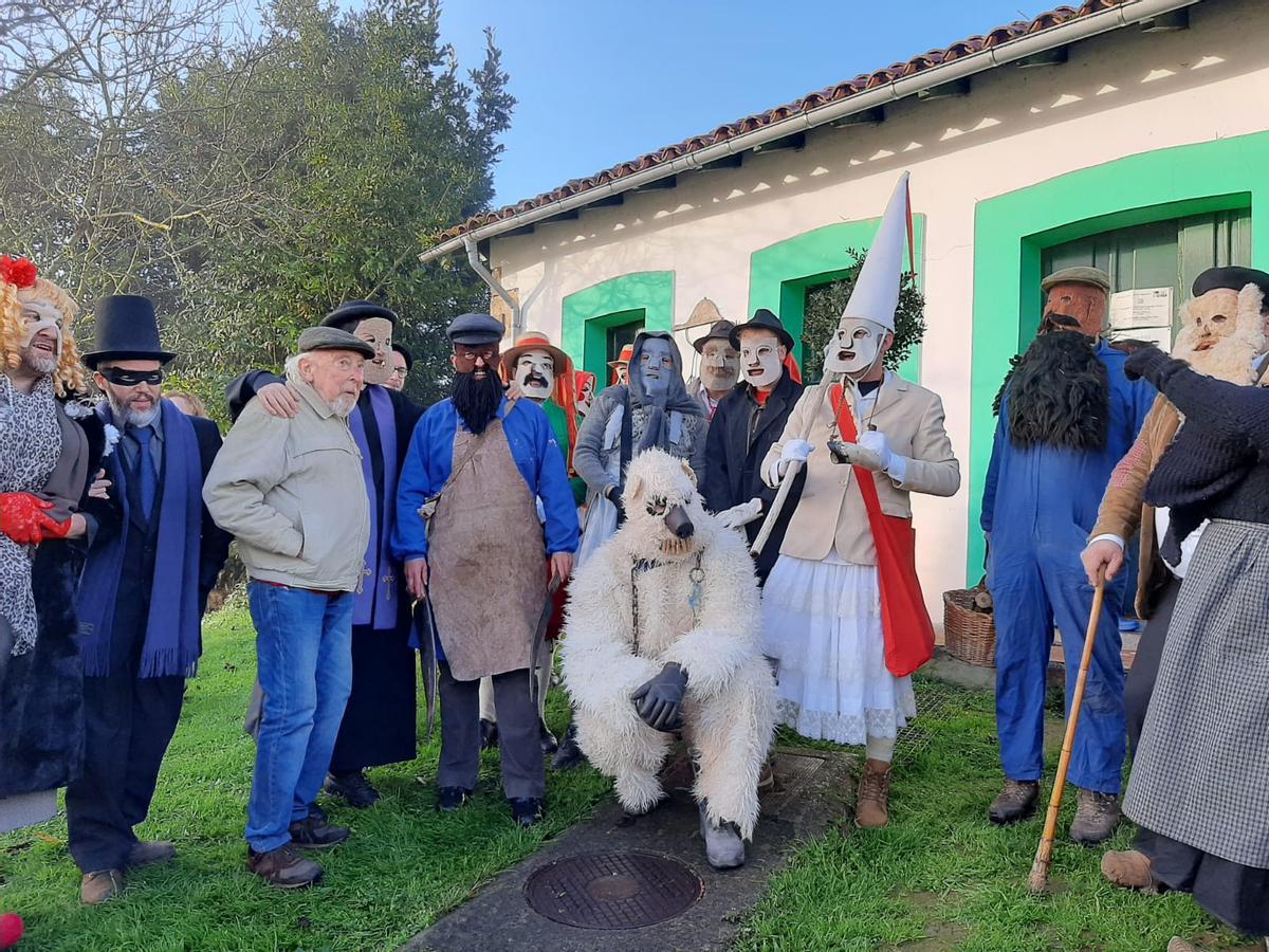 Los Aguilandeiros de San Xuan de Villapañada recorren los pueblos de Grado entre ceniza y bailes