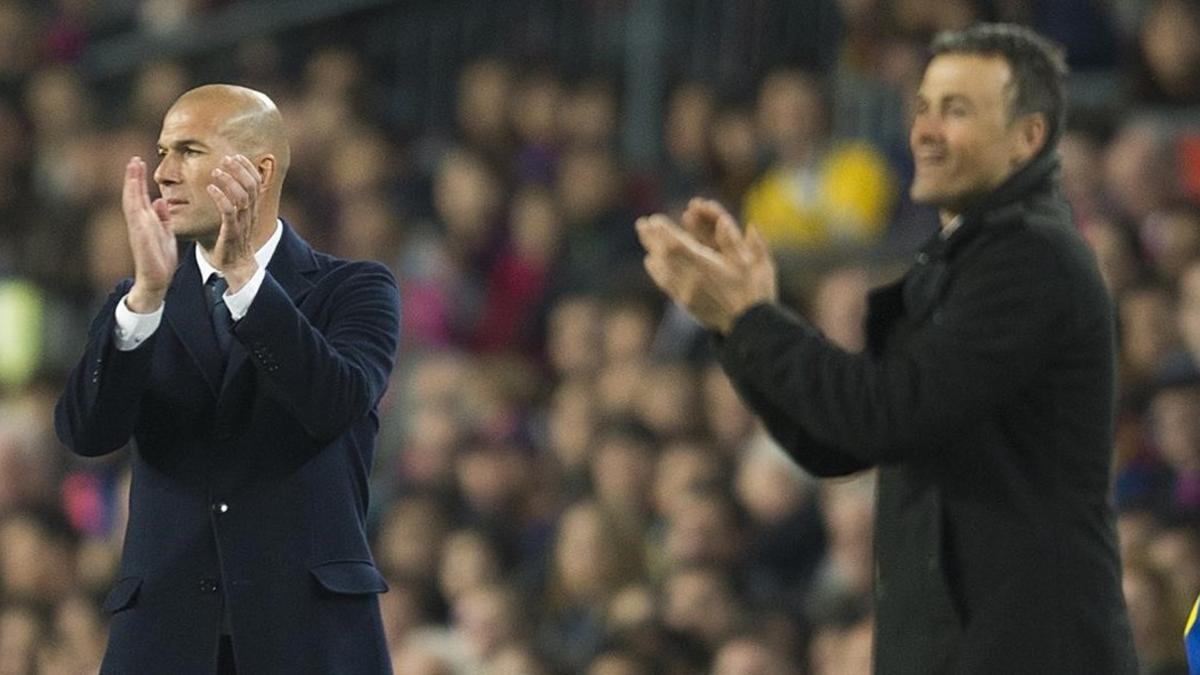 Zidane, junto a Luis Enrique en la banda del Camp Nou