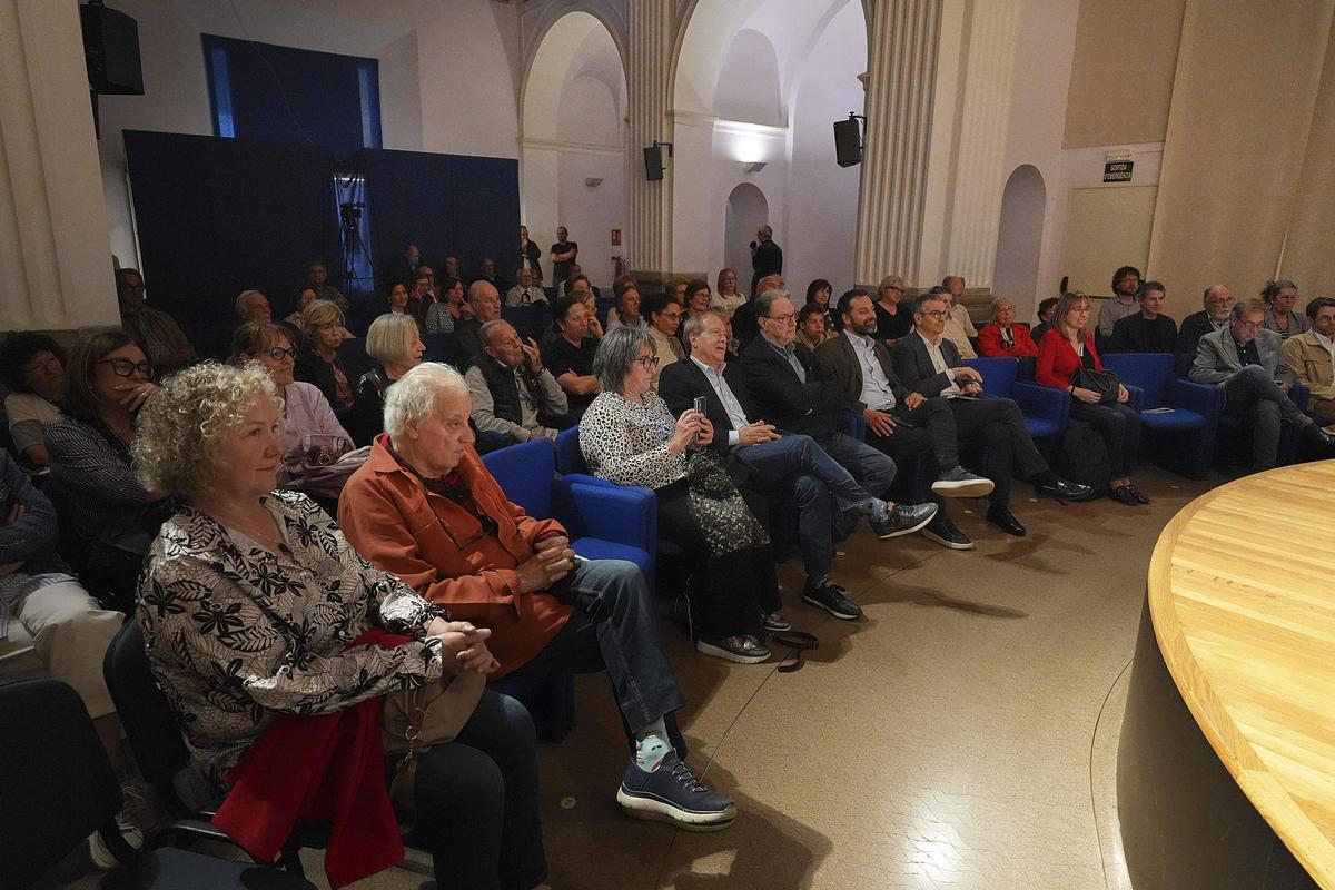 Fotogaleria: Victor Gay i Pere Codina reflexionen sobre la fragilitat de la vida en el llibre "Notes amb arrels"
