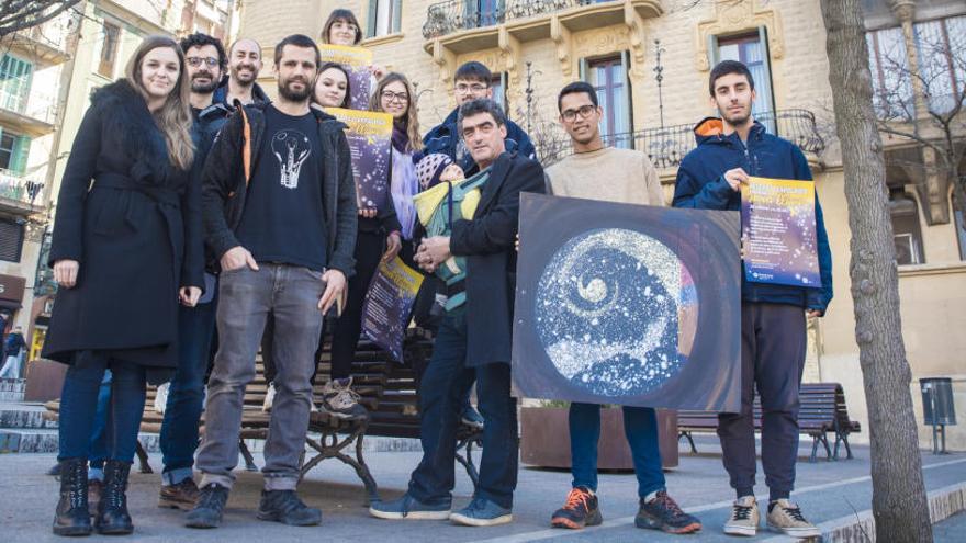 Participants i pormotors de les accions artístiques de l&#039;Encesa de la Nova Llum, aquest migdia