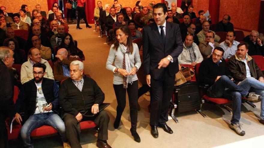 María de Diego y Alberto Castro, de pie en el centro, antes de iniciar la reunión con parte de los alcaldes de la provincia.