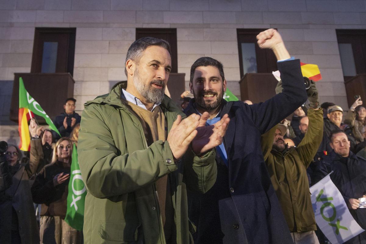 El líder de Vox, Santiago Abascal, y el candidato de la ultraderecha en Aragón, Alejandro Nolasco, en un reciente mitin en Utebo.