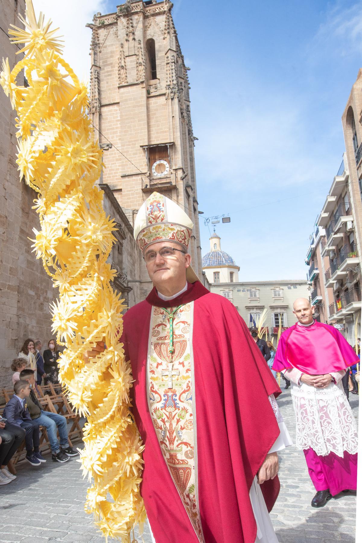 El obispo Munilla preside la procesión de las Palmas en Orihuela