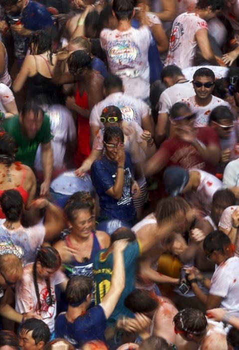 Impactants imatges de la Tomatina de Bunyol