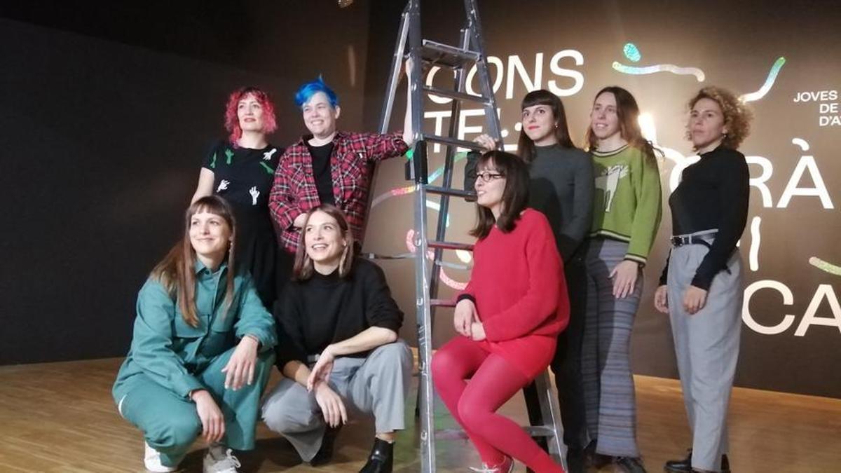 De izquierda a derecha, Ana Galvañ, Miriampersand, Roberta Vázquez, María Medem, Nadia Hafid (detrás) y Marta Cartu, Genie Espinosa y Conxita Herrero.  