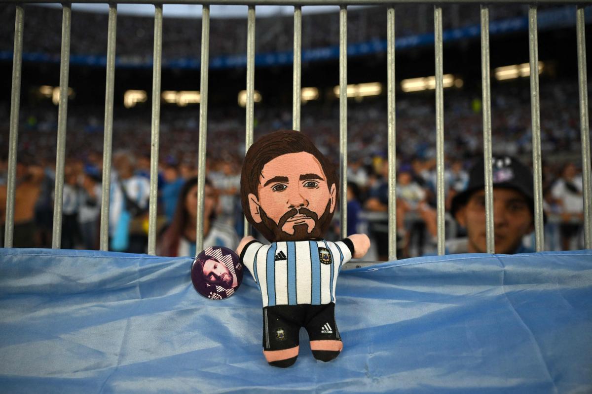 Un muñeco que representa al delantero argentino Lionel Messi se ve en las gradas durante el partido amistoso de fútbol entre Argentina y Panamá en el estadio Monumental de Buenos Aires.