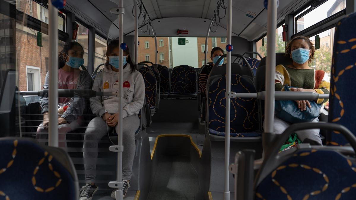 Viajeros en el autobús urbano de Zamora