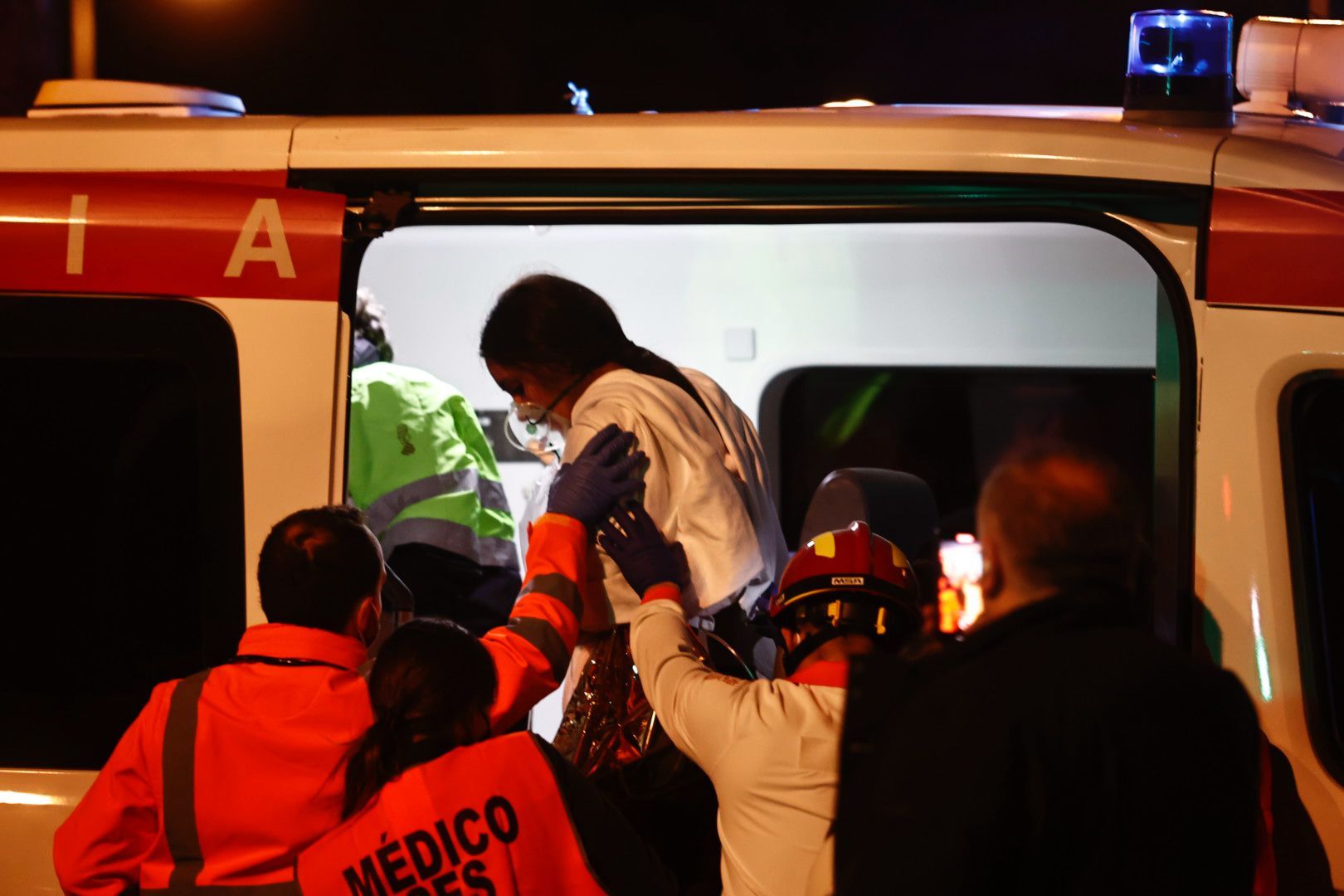 El fuego devora un edificio en la avenida Maestro Rodrigo de València